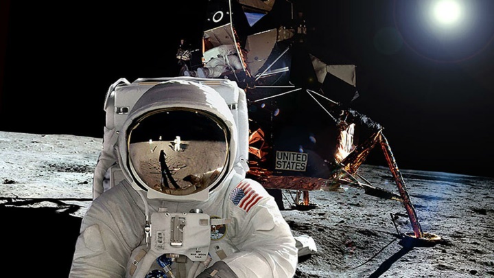 Space Crew Survival Challenge on the Moon